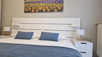 Camera Classic, 1 letto matrimoniale | Biancheria da letto ipoallergenica, copriletto in piuma, una scrivania