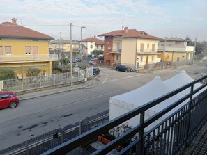 Hypo-allergenic bedding, down comforters, desk, laptop workspace - Bgy Airport House Grassobbio (Grassobbio)