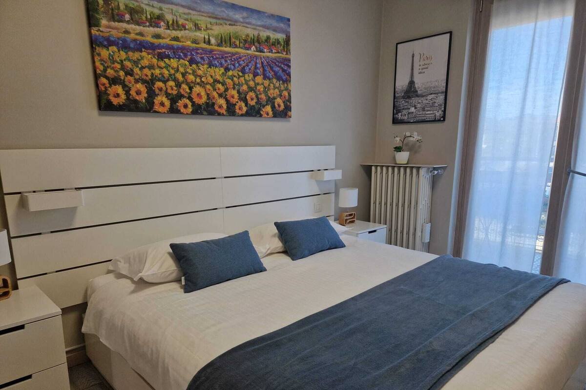 Rom – classic, 1 dobbeltseng | Allergitestet sengetøy, dundyner, skrivebord og skrivebord for bærbar PC