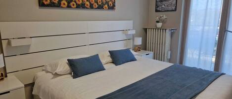 Classic Room, 1 Double Bed | Hypo-allergenic bedding, down comforters, desk, laptop workspace