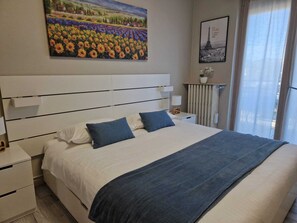 Hypo-allergenic bedding, down duvets, desk, laptop workspace - Bgy Airport House Grassobbio (Grassobbio)