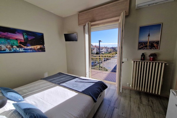 Room, 1 Bedroom | Hypo-allergenic bedding, down comforters, desk, laptop workspace