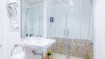 Double or Twin Room, Shared Bathroom (Balcony) | Bathroom | Shower, towels