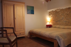 Premium bedding, in-room safe, desk, free cots/infant beds