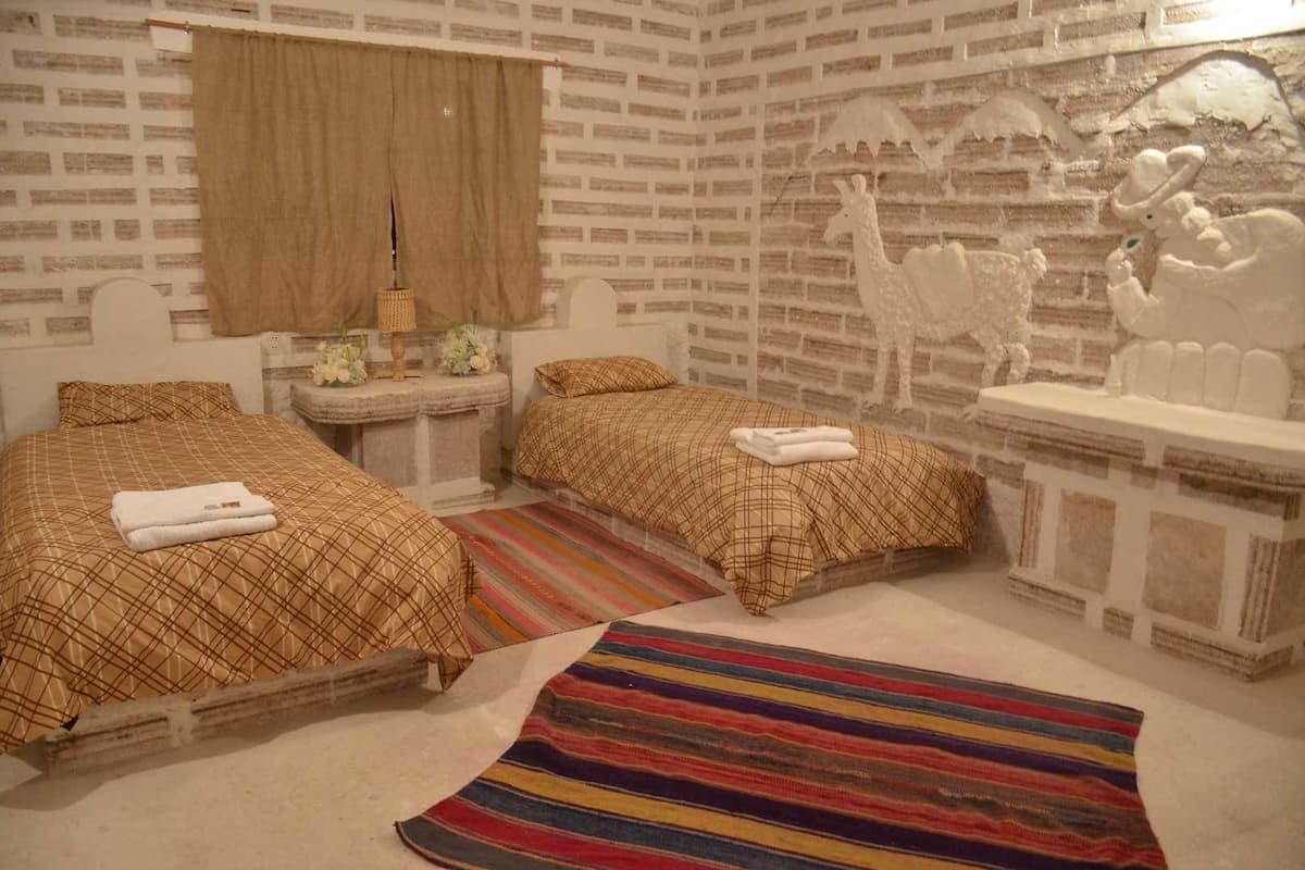 Habitación con 2 camas individuales, 2 camas individuales, baño privado | Escritorio, tabla de planchar con plancha y cunas gratuitas 