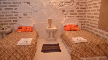 Chambre avec lits jumeaux, 2 lits une place, salle de bains privée | Bureau, fer et planche à repasser, lits bébé (gratuits)