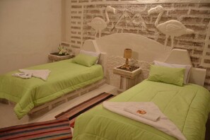 Tvåbäddsrum - 2 enkelsängar - privat badrum | Skrivbord, strykjärn/strykbräda och gratis barnsängar