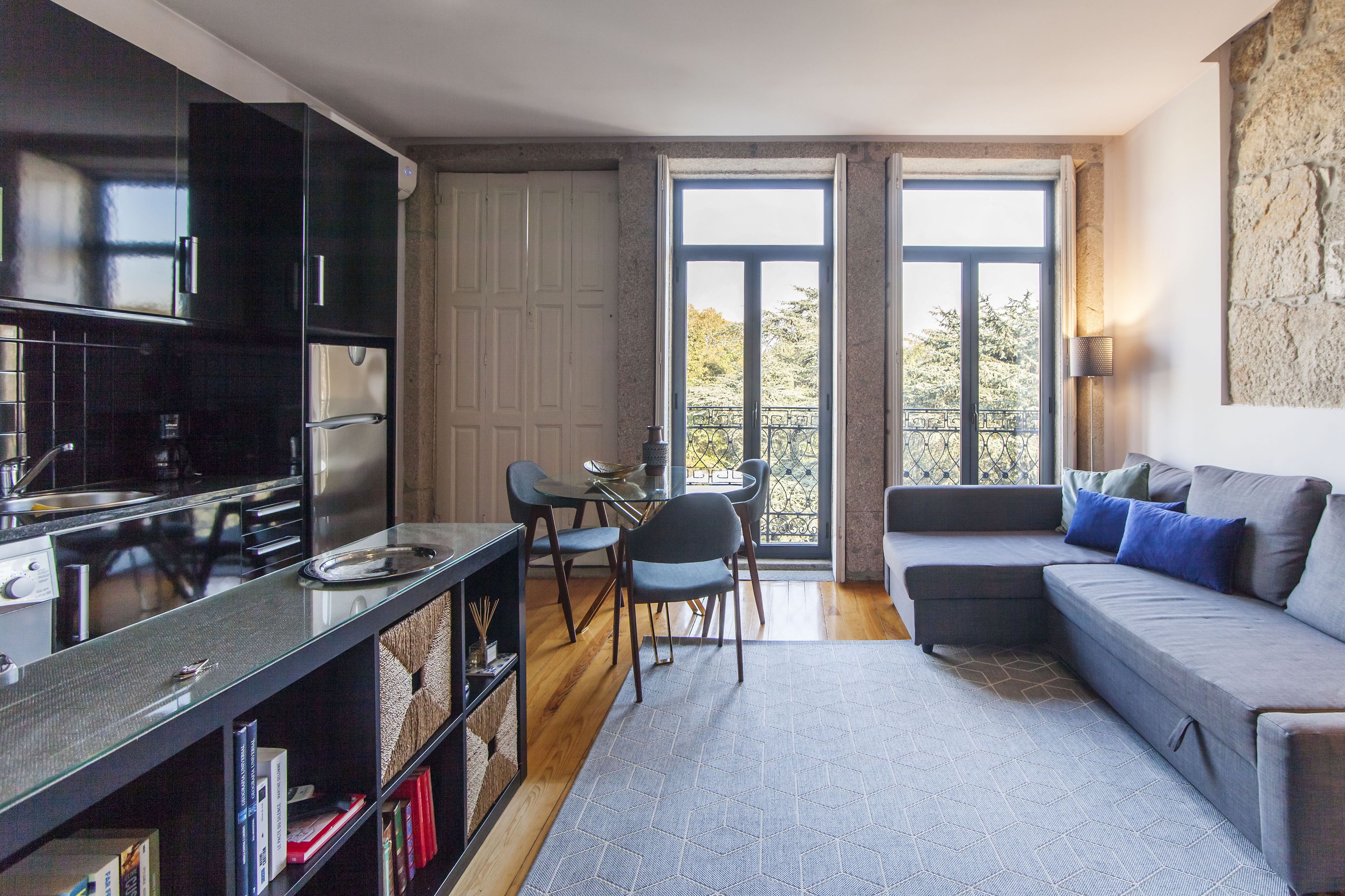 Appartement, 1 slaapkamer, balkon (2F) | Woonruimte | Een 20-inch flatscreentelevisie met kabelzenders en een televisie