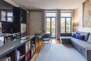Apartment, 1 Schlafzimmer, Balkon (2F) | Wohnbereich | 20-Zoll-Flachbildfernseher mit Kabelempfang, Fernseher