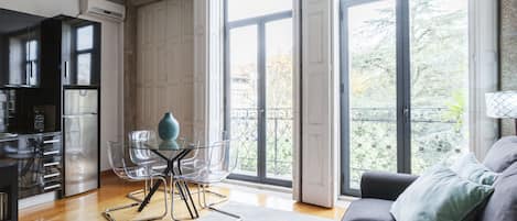 Apartment, 1 Schlafzimmer, Balkon (2F) | Wohnzimmer | 20-Zoll-Flachbildfernseher mit Kabelempfang, Fernseher
