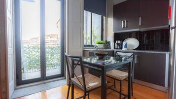 Studio, Balcony (2T) | Private kitchen | Fridge, microwave, stovetop, coffee/tea maker