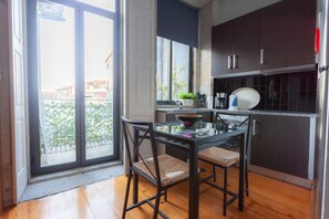 Studio, Balcony (2T) | Private kitchen | Fridge, microwave, stovetop, coffee/tea maker - City View - São Lázaro (Porto)
