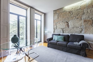 Apartment, 1 Bedroom, Balcony (2F) | Living room | 20-inch flat-screen TV with cable channels, TV - City View - São Lázaro (Porto)