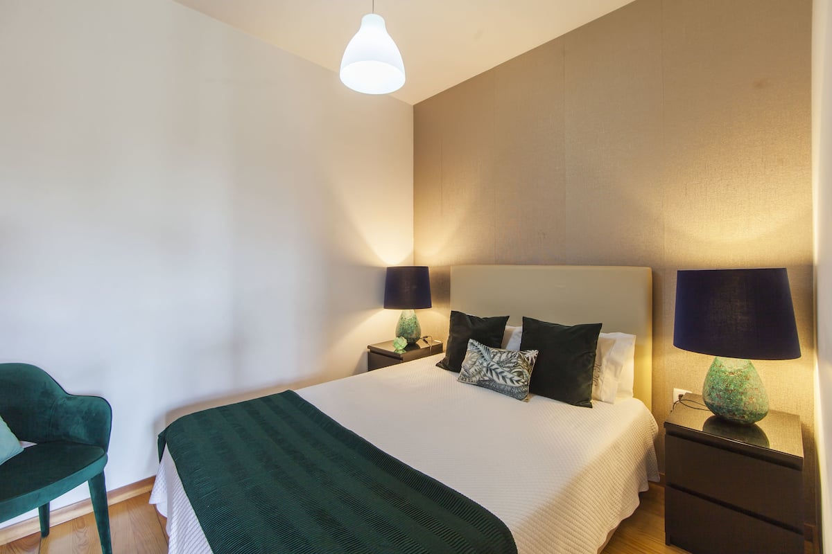 Tabla de planchar con plancha, cunas, wifi gratis y ropa de cama