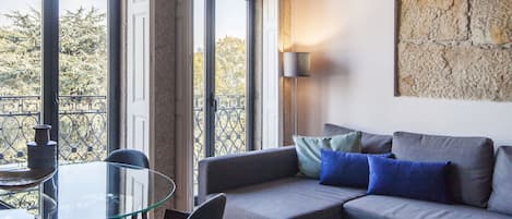 Apartamento, 1 habitación, terraza (1F) | Sala de estar | Televisión de pantalla plana de 20 pulgadas con canales por cable