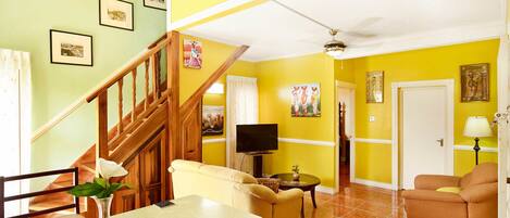 Superior-Zimmer, 2 Schlafzimmer, 2 Bäder | Wohnzimmer | Flachbildfernseher