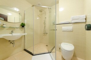 Suite studio Prestige, 1 chambre, vue sur la cour intérieure | Salle de bain | Douche, articles de toilette (gratuits), pantoufles, serviettes fournies