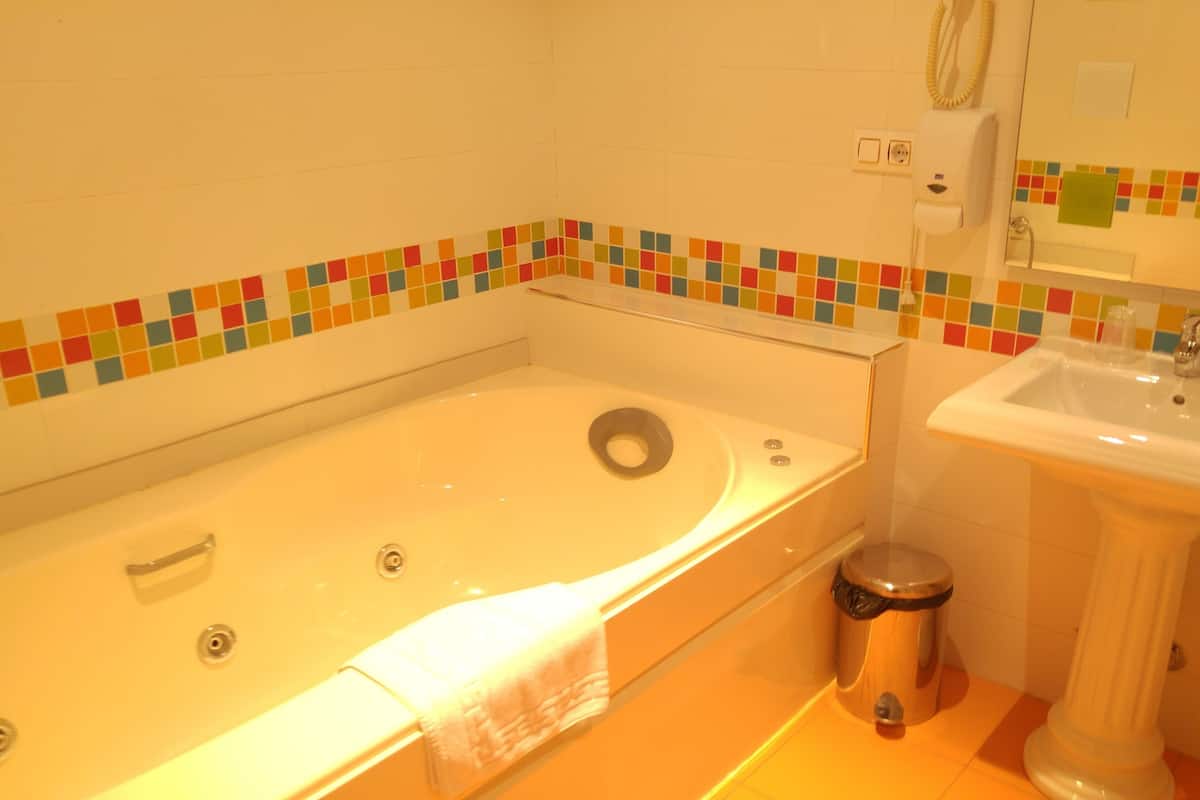 Süit | Banyo | Derin küvet, bide, havlu