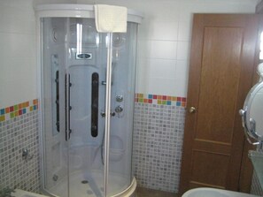 Deep-soaking bathtub, bidet, towels
