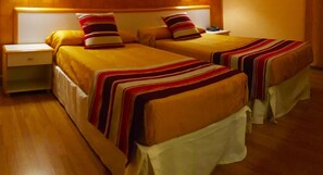 Minibar, in-room safe, desk, rollaway beds - Hotel Verona (Puertollano)