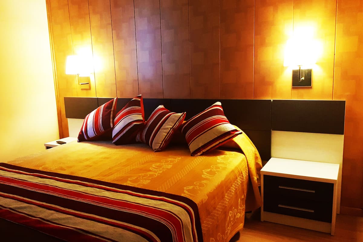 Minibar, odada kasa, masa, portatif/ilave yatak