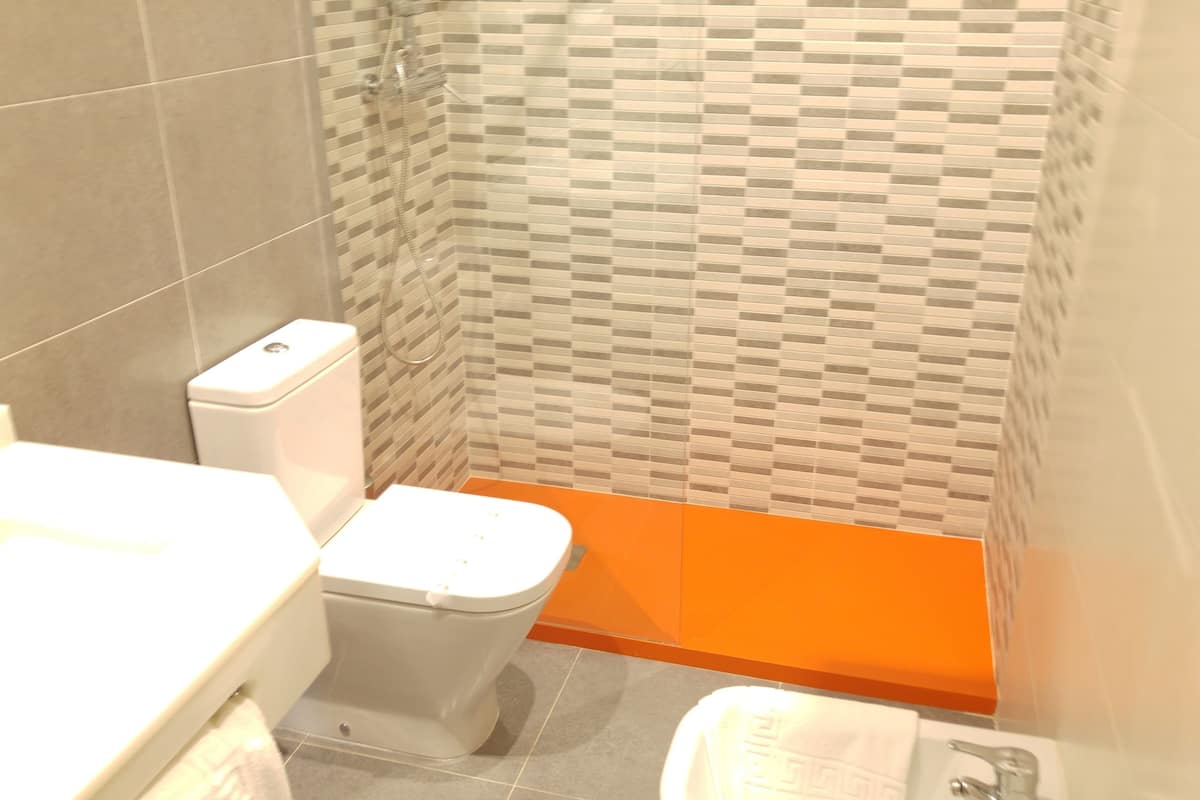 Derin küvet, bide, havlu