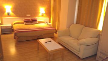 Suite | Minibar, Zimmersafe, Schreibtisch, Zustellbetten