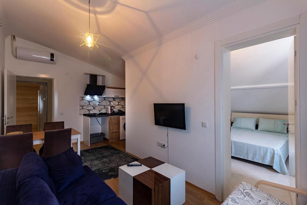 Premium bedding, desk, iron/ironing board, WiFi (free)