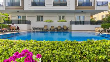Una piscina al aire libre de temporada