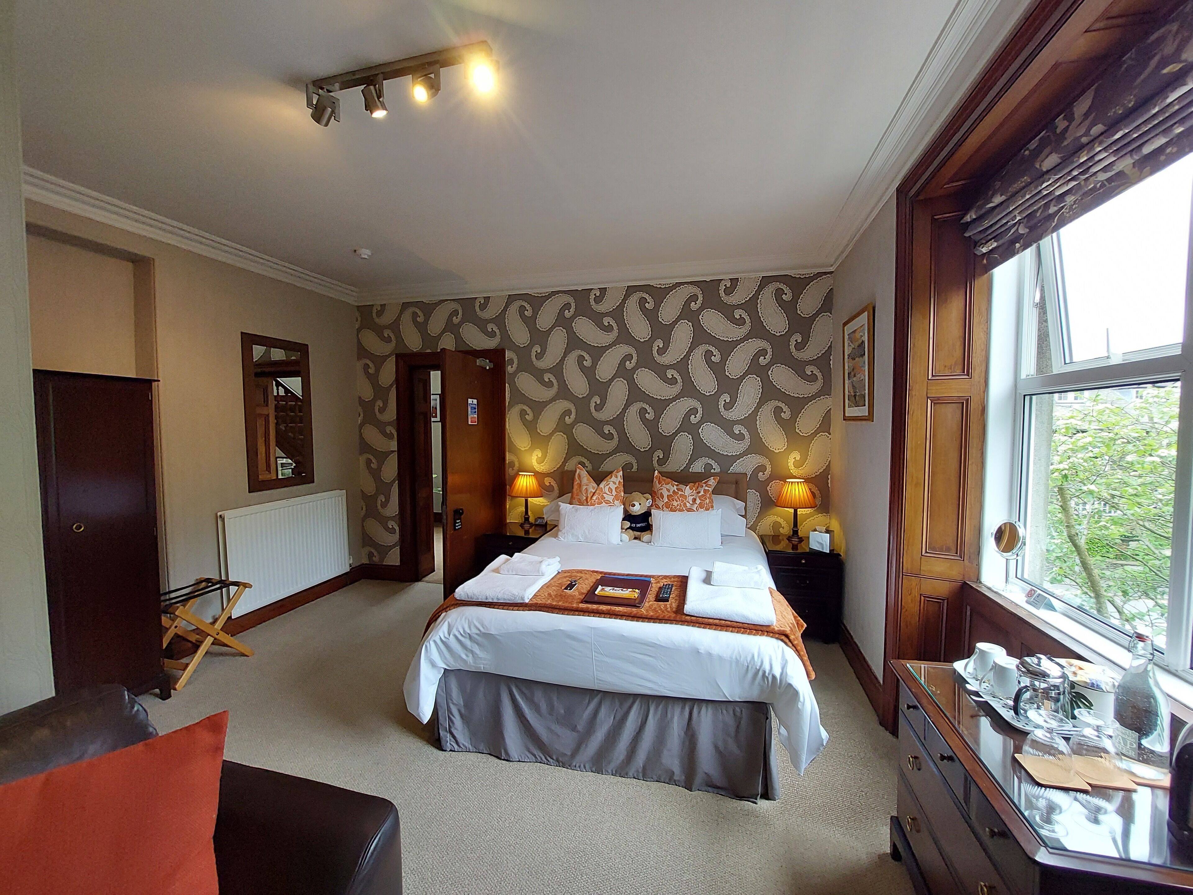 Iron/ironing board, free WiFi, bed sheets