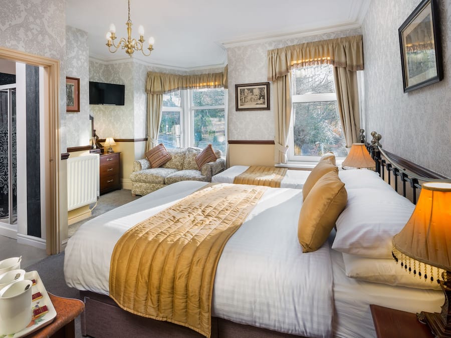 Familiekamer (First Floor) | Een bureau, gratis wifi, beddengoed