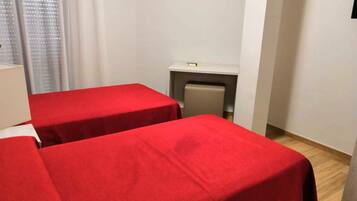 Habitación con 2 camas individuales | Camas supletorias, wifi gratis, ropa de cama