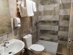 Shower, towels - Hostal Restaurante Los Arcos (Puertollano)