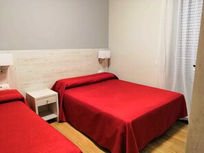 Twin Room | Rollaway beds, free WiFi, bed sheets - Hostal Restaurante Los Arcos (Puertollano)