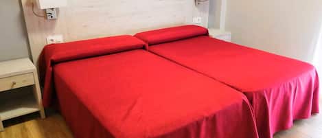Chambre avec lits jumeaux | Lits pliants/supplémentaires, Wi-Fi gratuit, draps fournis