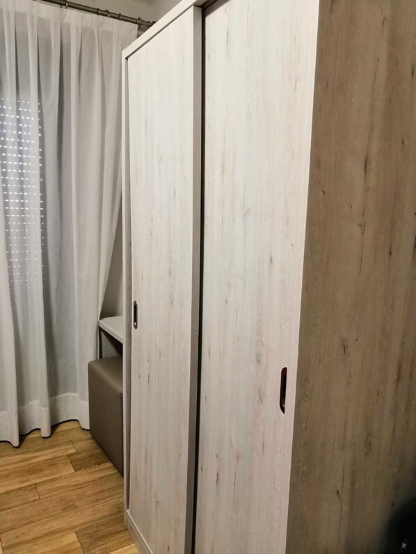 Rollaway beds, free WiFi, bed sheets - Hostal Restaurante Los Arcos (Puertollano)