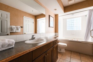 Premium Studio Suite, Multiple Beds | Bathroom | Combined shower/bathtub, free toiletries, hair dryer, towels - Mountain View Resort and Suites at Fairmont Hot Springs (Fairmont Hot Springs)