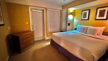 Suite estudio Deluxe, varias camas | 2 habitaciones, escritorio y espacio para trabajar con laptop