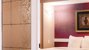 Suite familiale, 2 chambres, balcon, vue sur le terrain de golf | Bureau, espace de travail pour ordinateurs portables