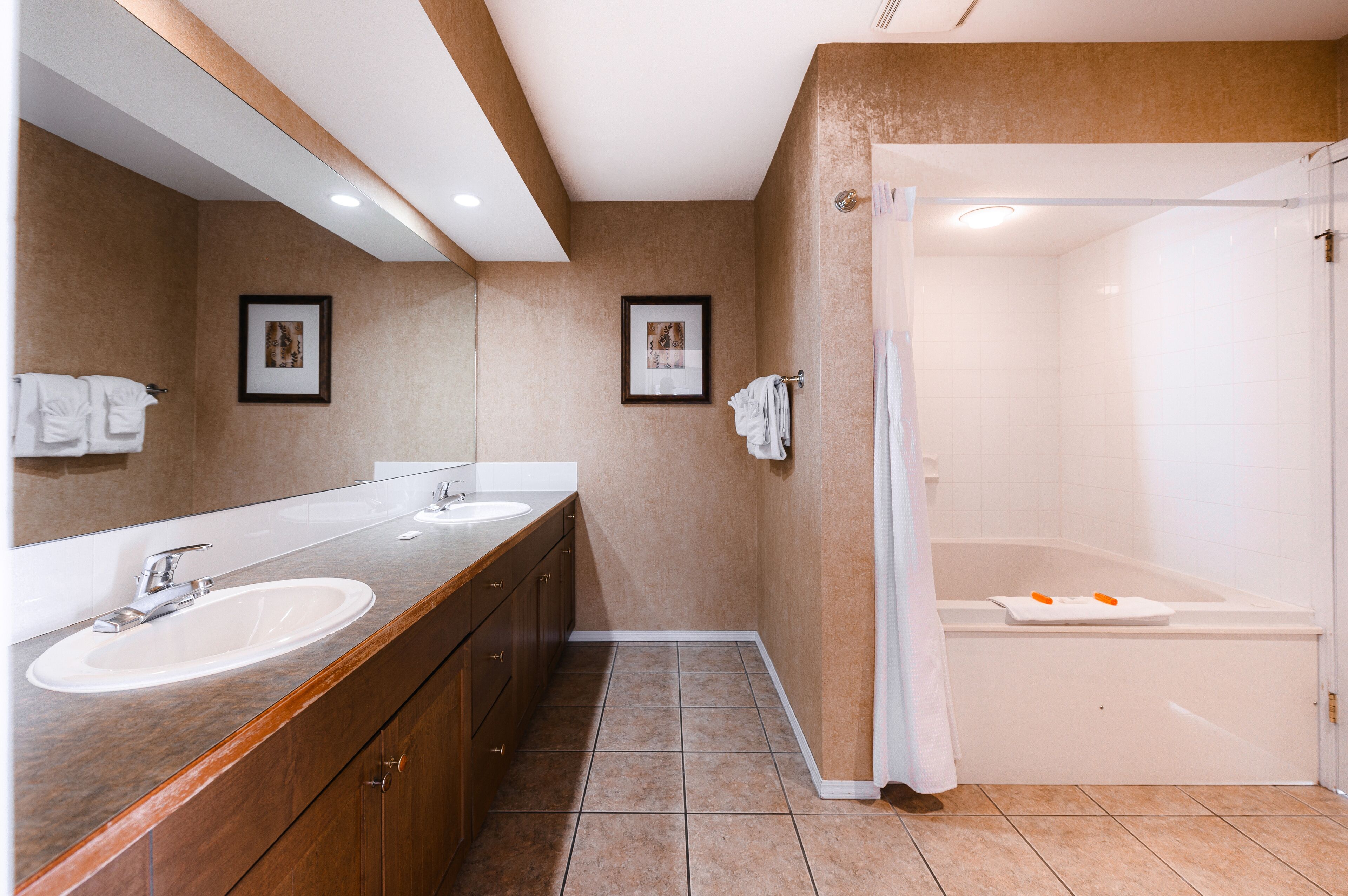 Deluxe Suite, 1 Bedroom, Balcony | Bathroom | Combined shower/tub, free toiletries, hair dryer, towels