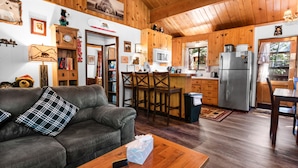Ein gemütliches Ferienhaus-Interieur mit Wohnzimmer, Küche und Essbereich.