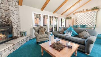 基础公寓式客房, 多张床, 无烟房 | 起居区 | 平板电视、DVD 播放器