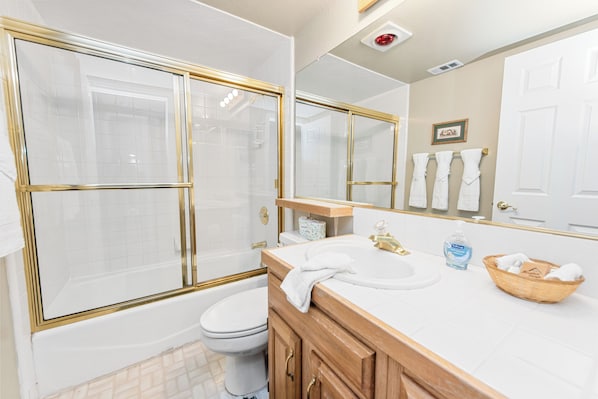 Condo básico, varias camas, para no fumadores | Baño