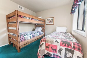 Apartamento básico, varias camas, no fumadores | 1 dormitorio, tabla de planchar con plancha, wifi gratis