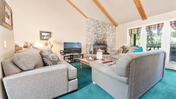 Basic Condo, Berbilang Katil, Non Smoking | Ruang tamu | TV skrin rata, pemain DVD