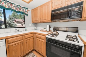 Condo básico, varias camas, para no fumadores | Cocina privada | Cafetera y tetera 
