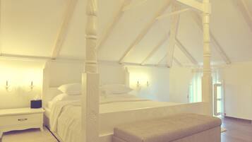 Honeymoon Suite | 1 bedroom, minibar, in-room safe, individually decorated