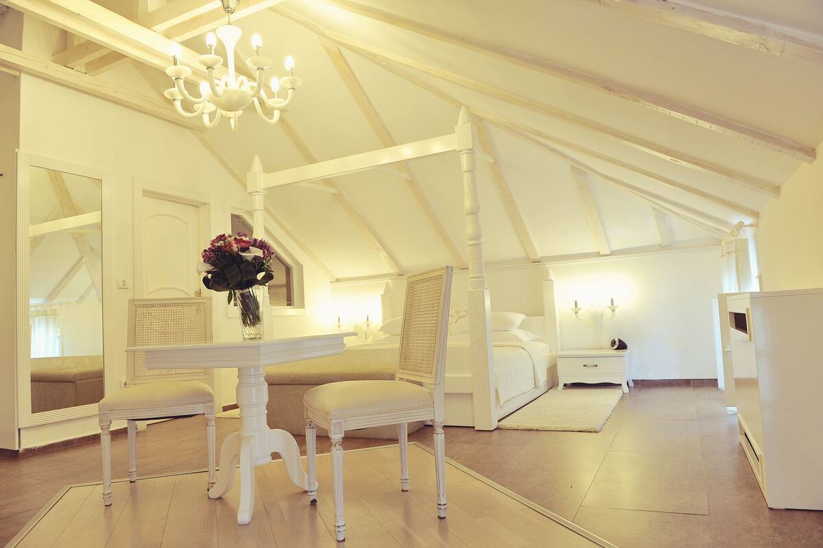 Honeymoon Suite