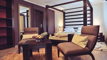 Suite junior, vista al mar | 1 habitación, minibar y caja de seguridad en la habitación