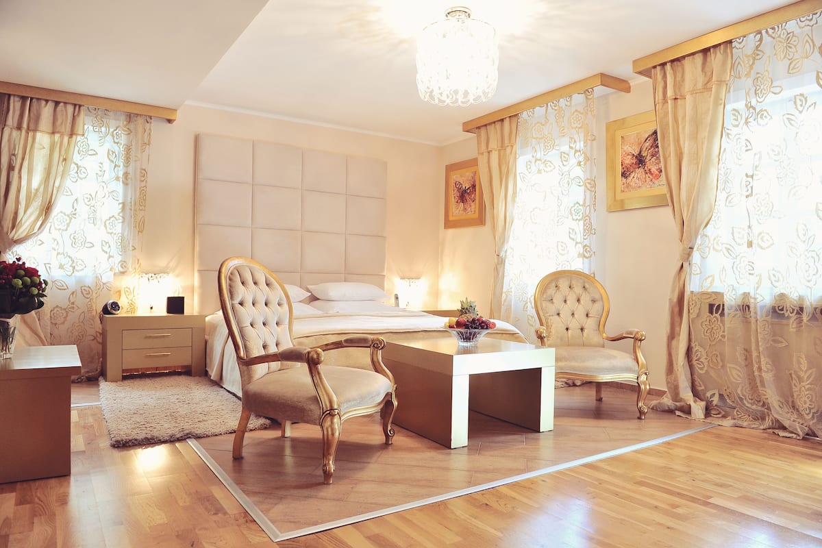 Suite junior, vista al jardín | 1 habitación, minibar y caja de seguridad en la habitación